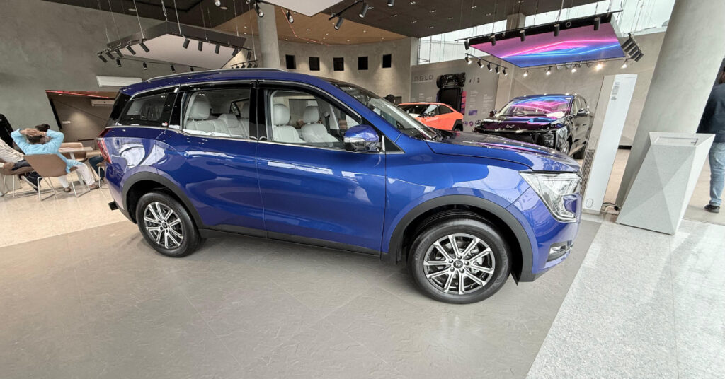 Mahindra XUV 700 Side View